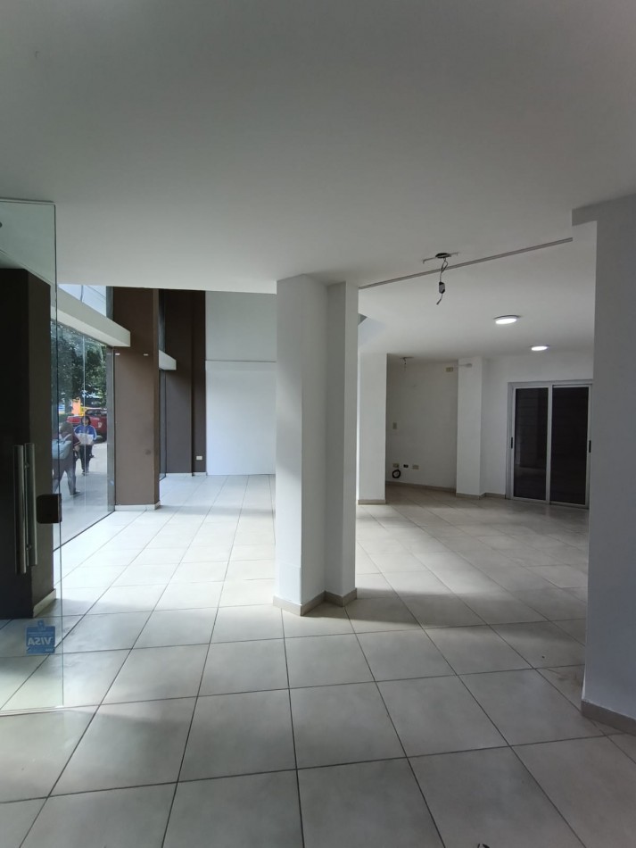 Alquiler local comercial sobre Diagonal 74 e/Plaza Italia y 6