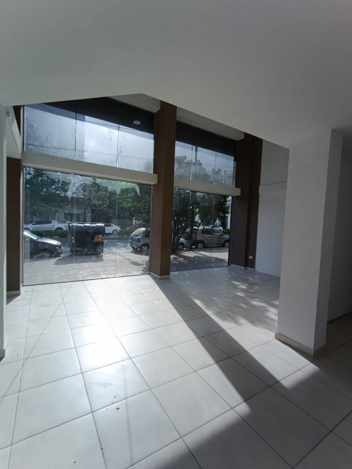 Alquiler local comercial sobre Diagonal 74 e/Plaza Italia y 6