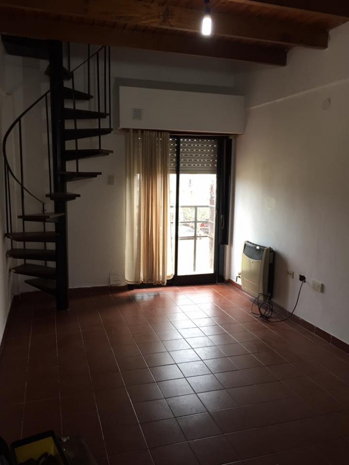 Alquiler depto tipo duplex de tres dormitorios en Barrio De Cano Funes en Los Hornos, calle 141 entre 58 y 59