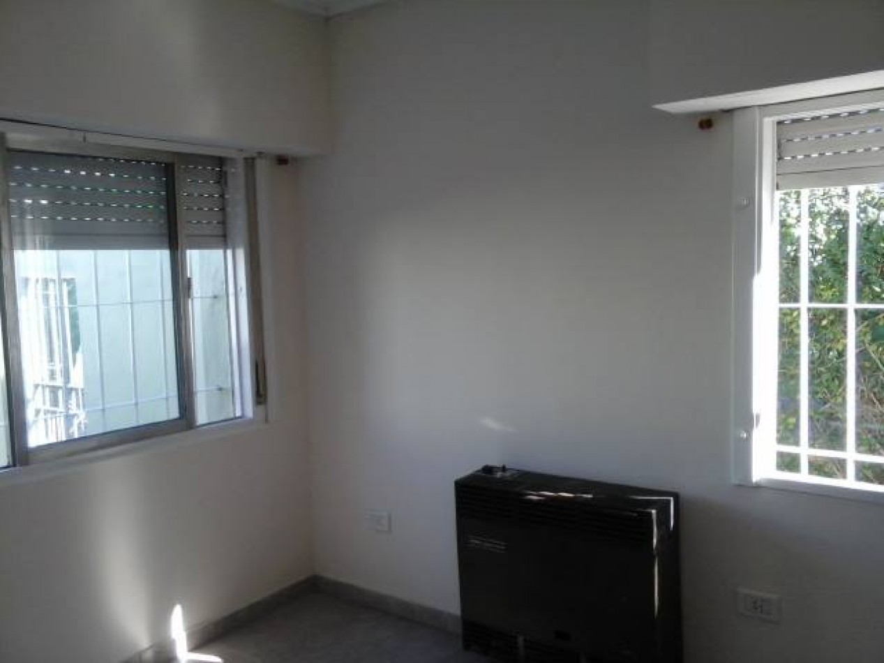 Alquiler ph 1 dormitorio s/exp Los Hornos 139 y 63