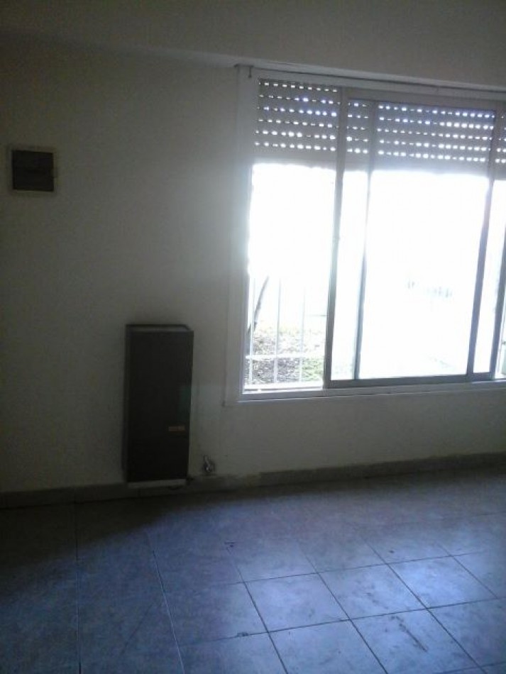 Alquiler ph 1 dormitorio s/exp Los Hornos 139 y 63
