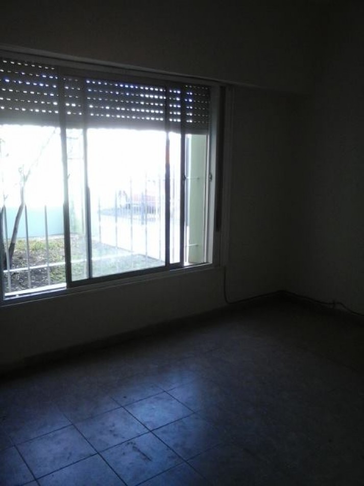 Alquiler ph 1 dormitorio s/exp Los Hornos 139 y 63