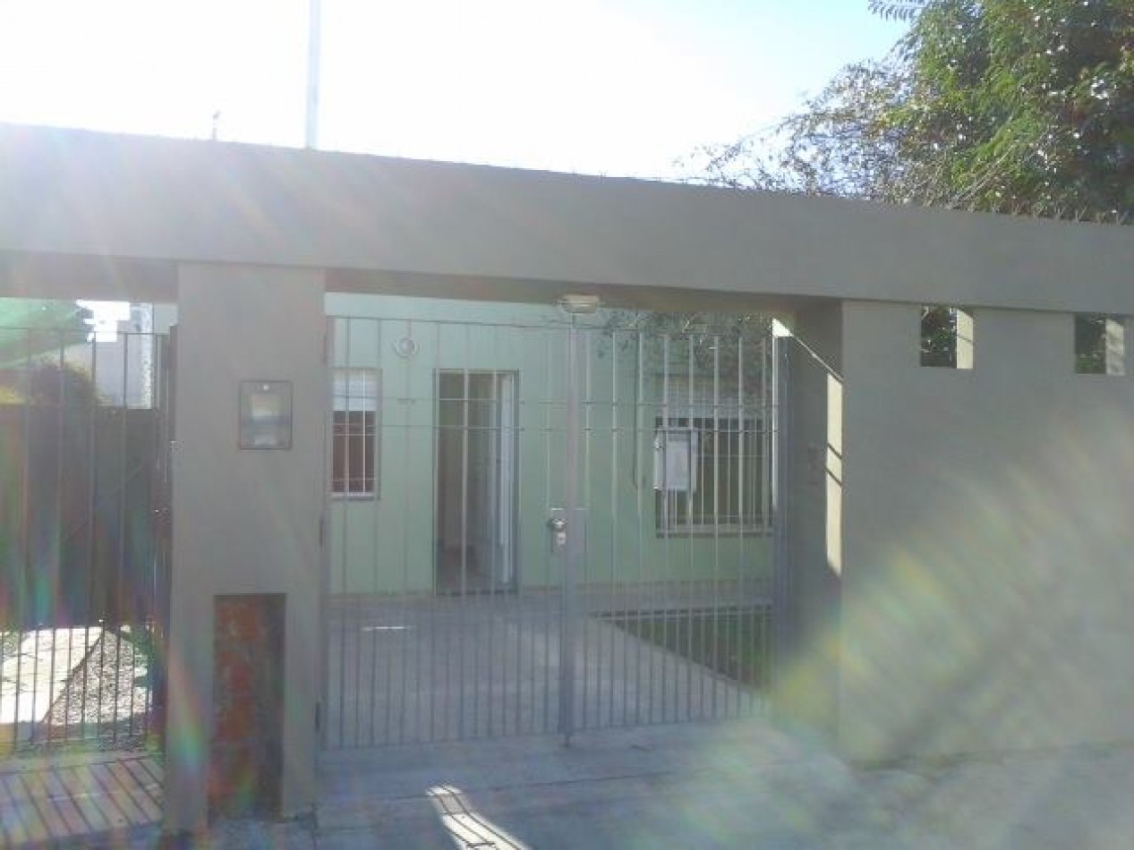 Alquiler ph 1 dormitorio s/exp Los Hornos 139 y 63