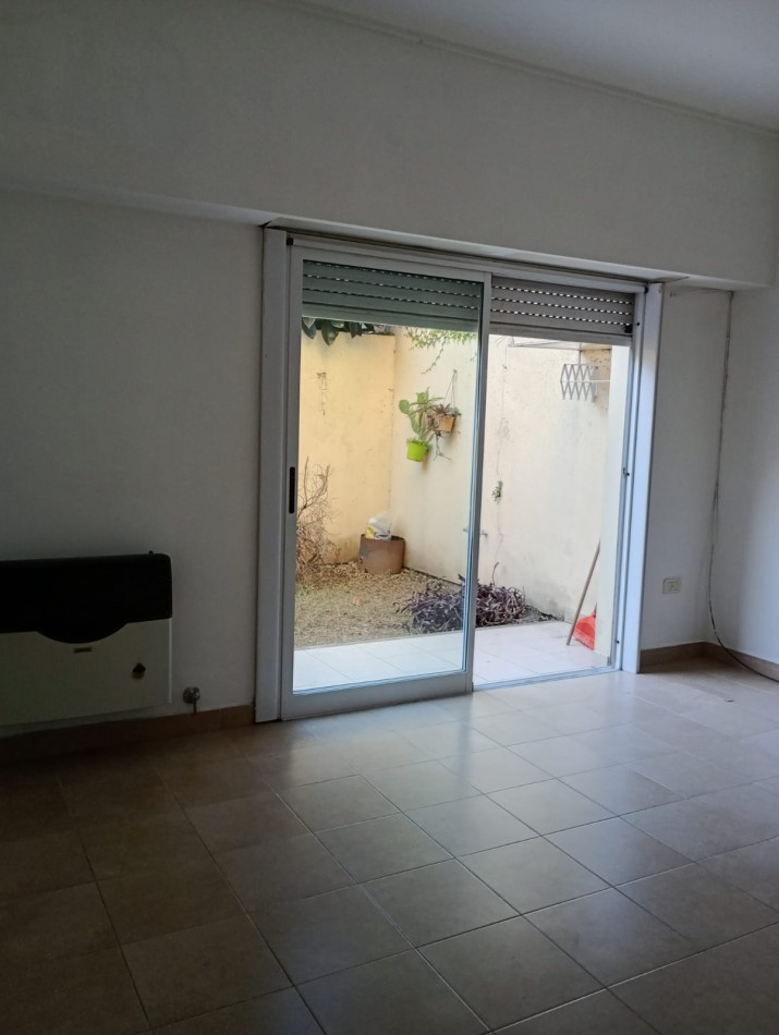 Alquiler ph de 1 dormitorio c/patio 68 e/3 y 4 