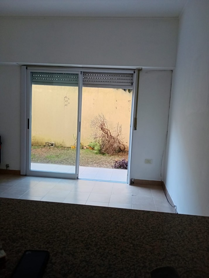Alquiler ph de 1 dormitorio c/patio 68 e/3 y 4 