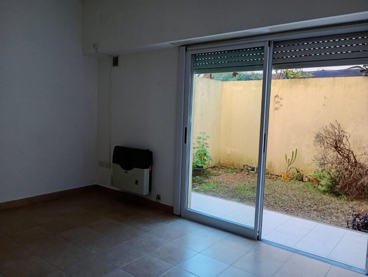 Alquiler ph de 1 dormitorio c/patio 68 e/3 y 4 