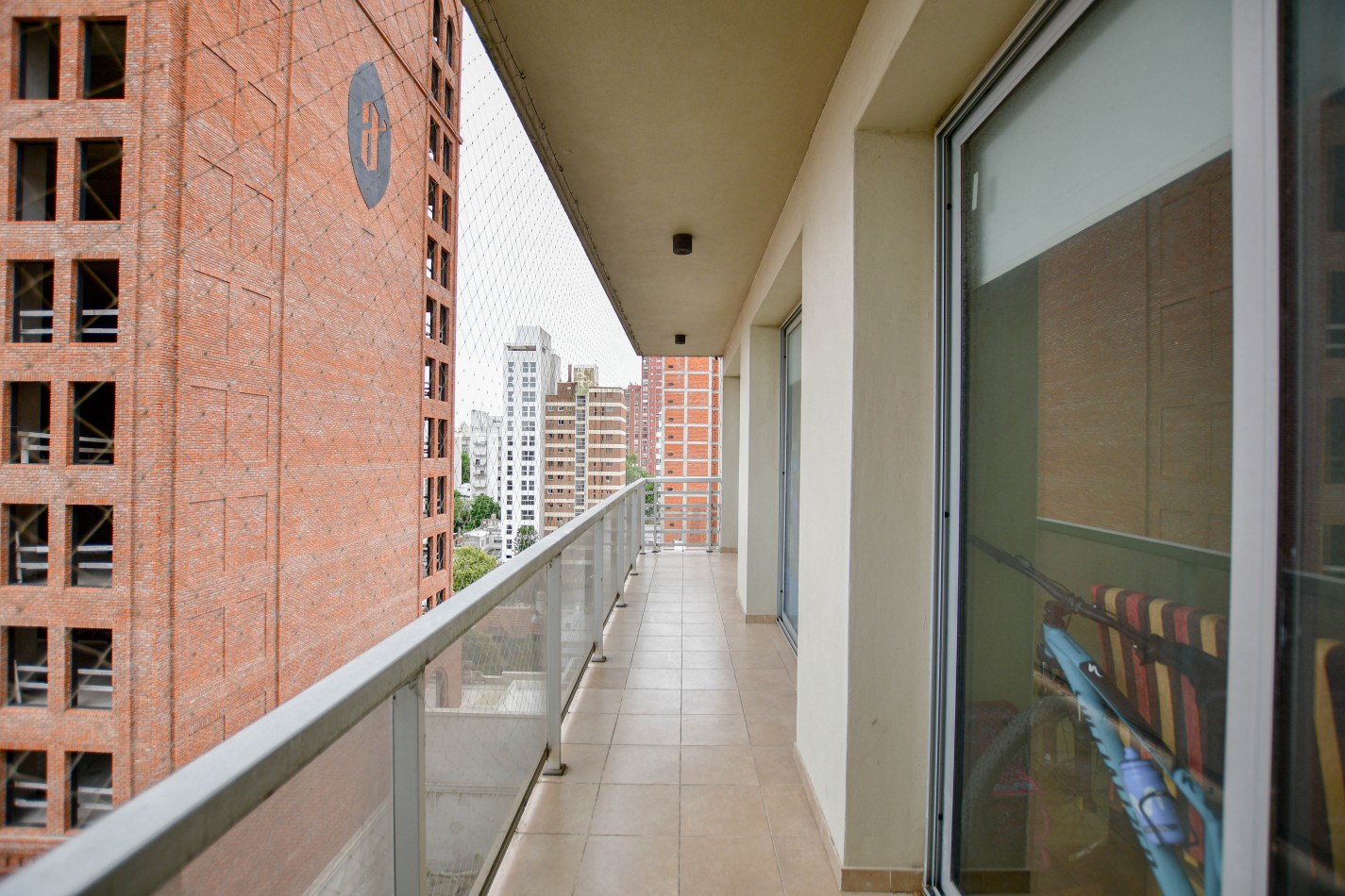 Importante semipiso en Av. 1 entre 56 y 57