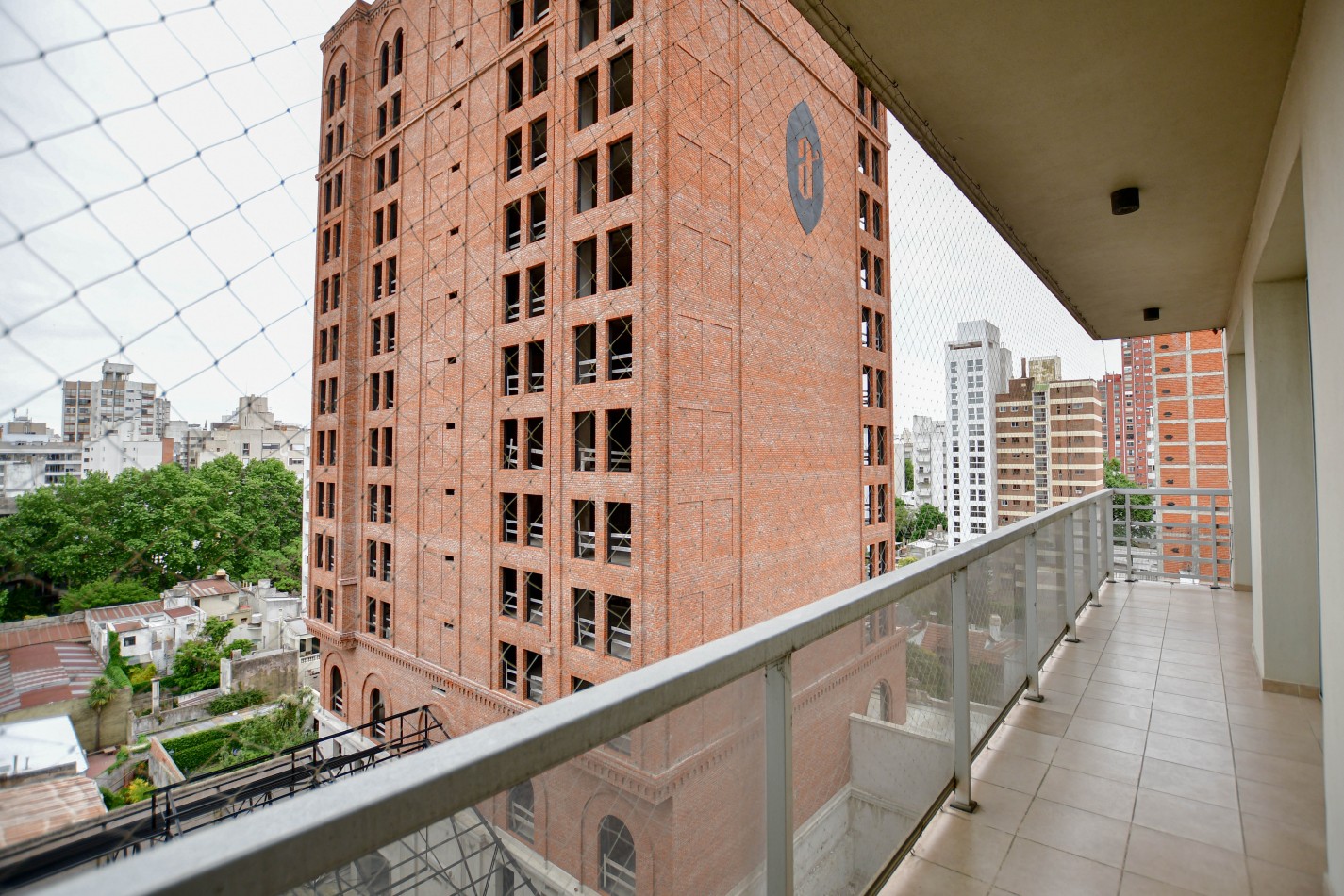 Importante semipiso en Av. 1 entre 56 y 57