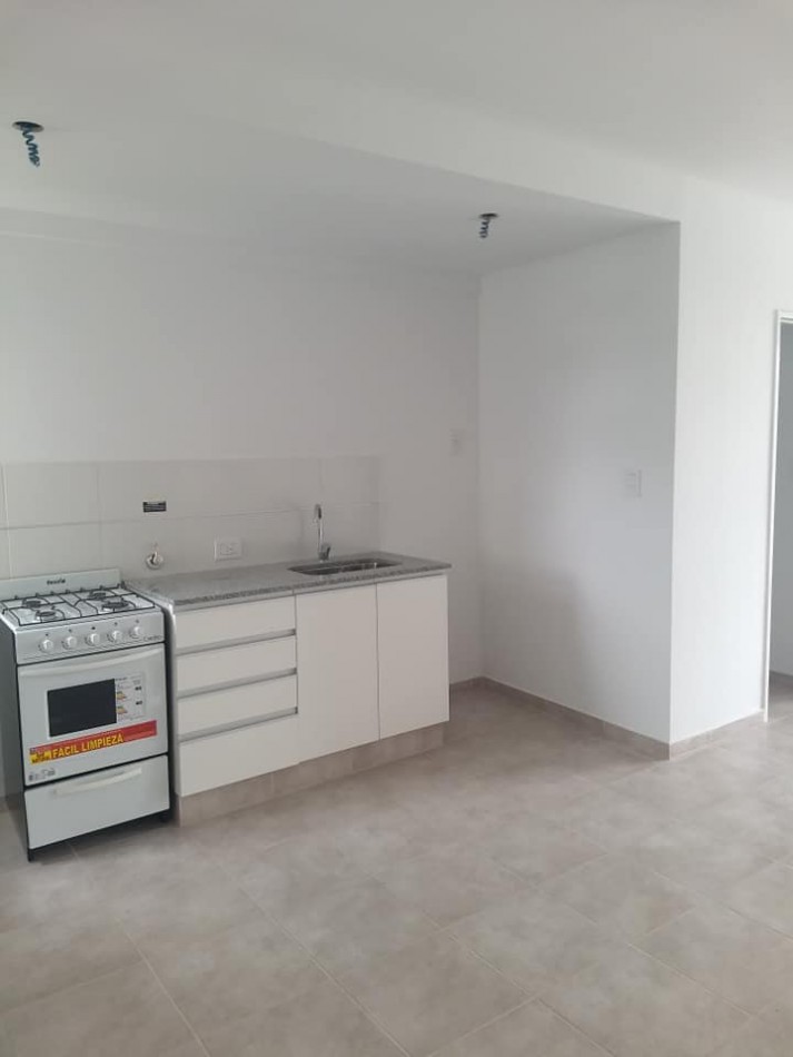 ALQUILER MONOAMBIENTE EN 13 Y 64