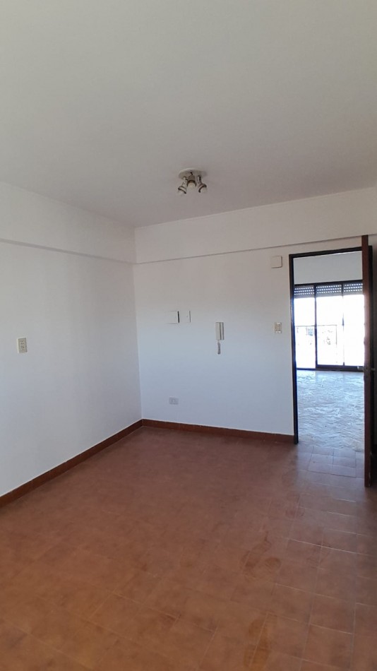 ALQUILER DPTO DOS DORM Y COCHERA EN 49 Y 13
