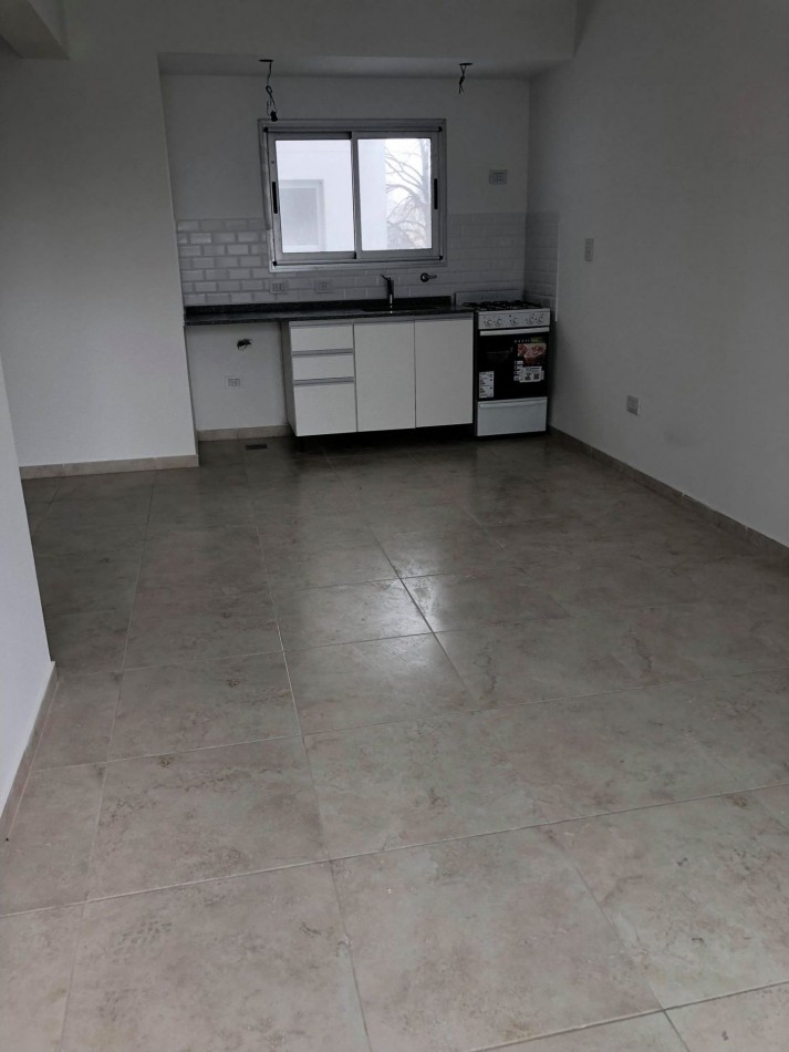 ALQUILER DPTO UN DORM Y COCHERA EN 5 Y 62